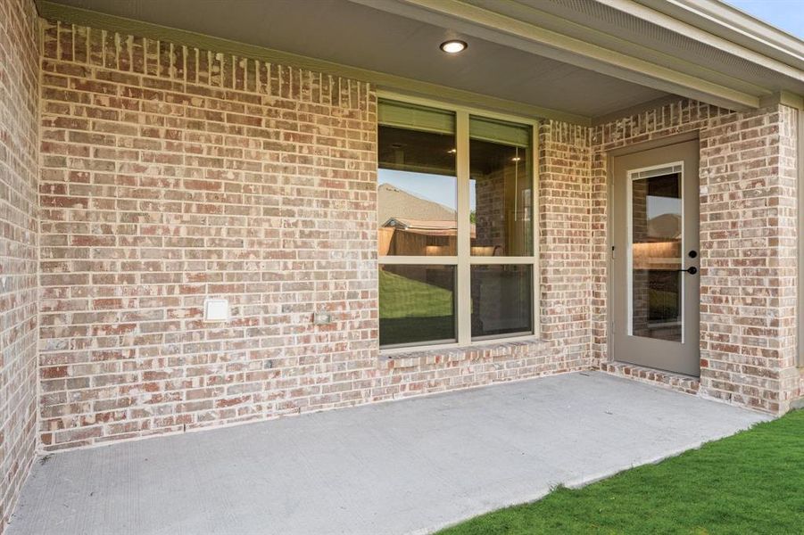Exterior details and patio area of a home in Liberty, Melissa (Image 17).