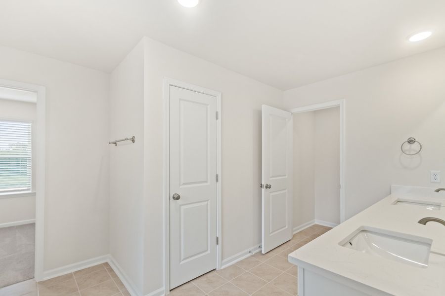 Spacious, unfurnished interior of a new home in Halton Oaks, Spartanburg (Image 21).
