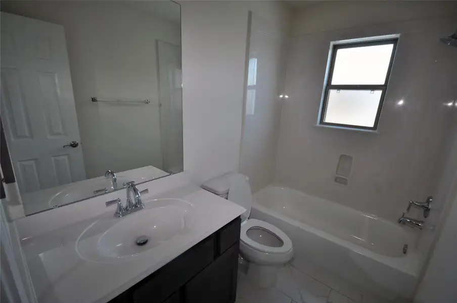 En Suite bath in the front bedroom.