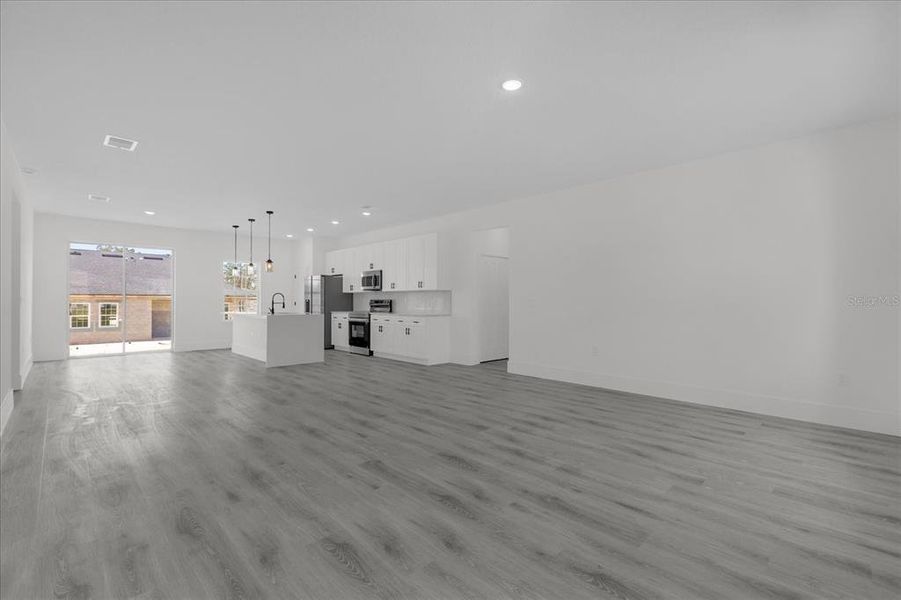 Spacious, unfurnished interior of a new home in , Ocala (Image 27).