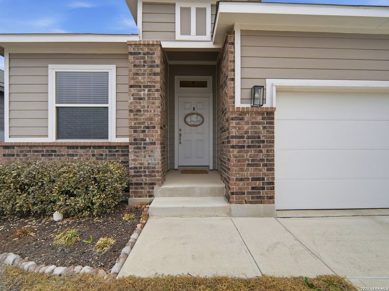 Exterior details and patio area of a home in Hunter's Ranch, San Antonio (Image 23).
