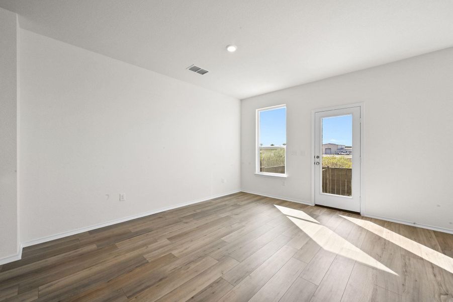 Spacious, unfurnished interior of a new home in Stoney Chase, Del Valle (Image 26).