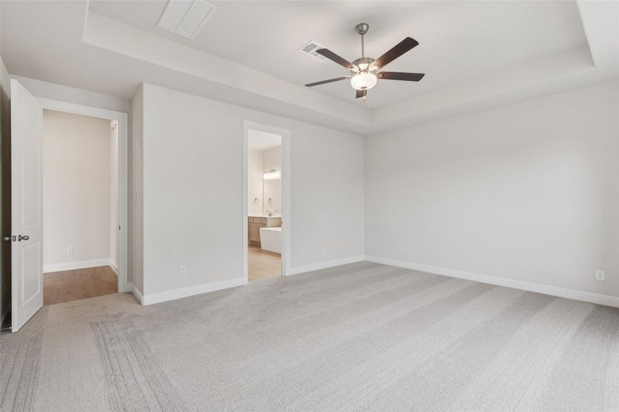 Spacious, unfurnished interior of a new home in Sienna 65', Missouri City (Image 23).