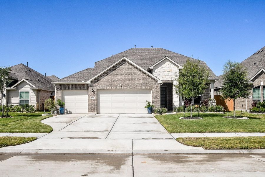 Front exterior of a new home in , Rosharon, TX, highlighting curb appeal (Image 1). Front exterior of a new home in , Rosharon, TX, highlighting curb appeal (Image 1).