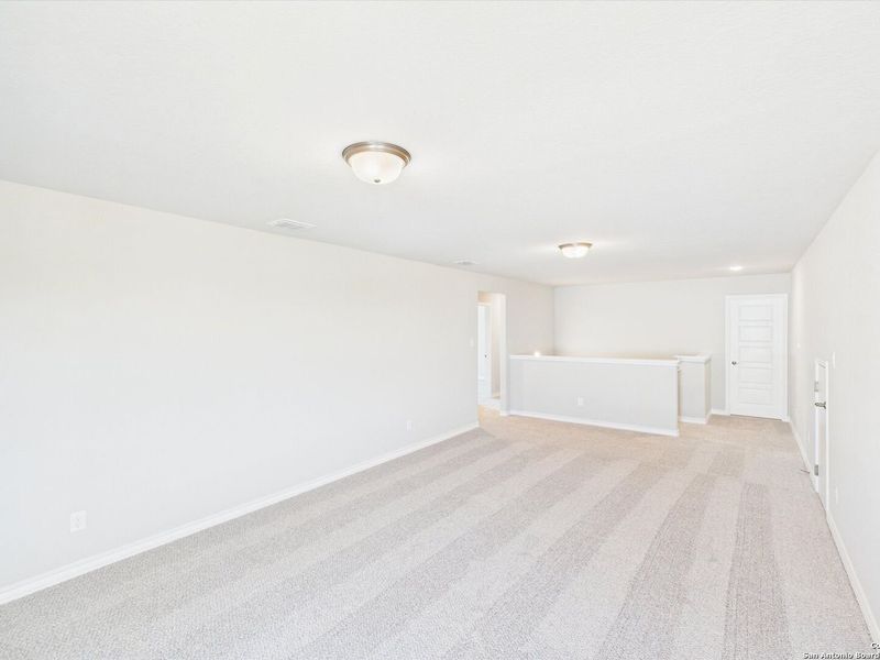 Spacious, unfurnished interior of a new home in Ladera, San Antonio (Image 29).