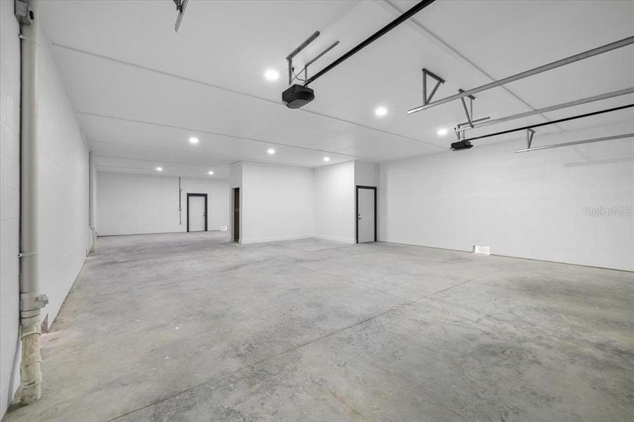 Spacious, unfurnished interior of a new home in , Hernando Beach (Image 24).