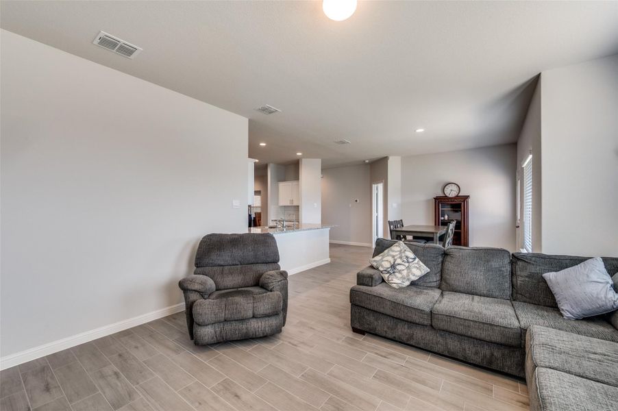 Furnished interior view inside a new home in Terra Trace, Fort Worth (Image 8). Furnished interior view inside a new home in Terra Trace, Fort Worth (Image 8).