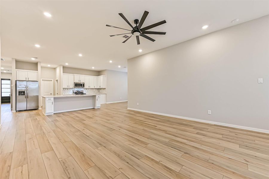 Spacious, unfurnished interior of a new home in Lago Mar, Texas City (Image 22).
