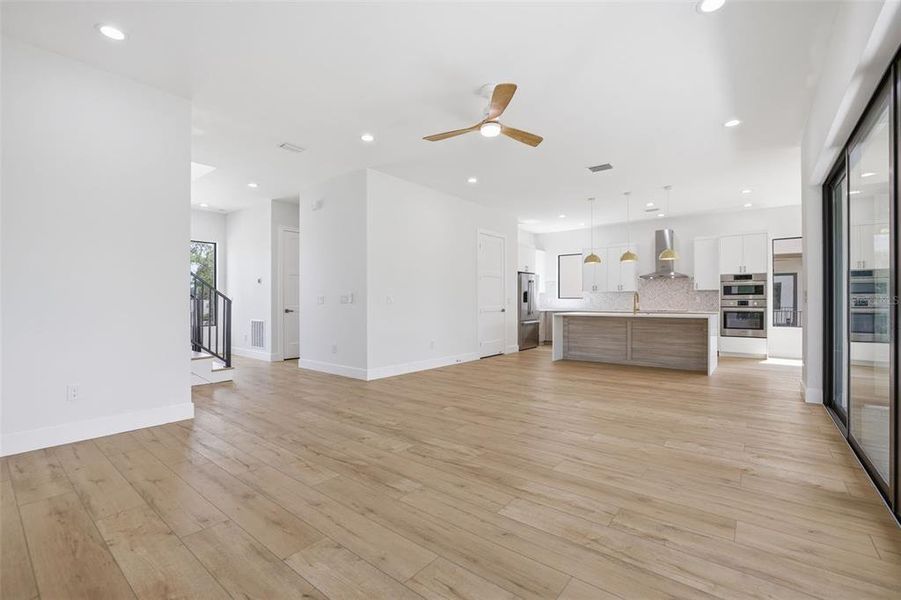 Spacious, unfurnished interior of a new home in , St. Petersburg (Image 31).