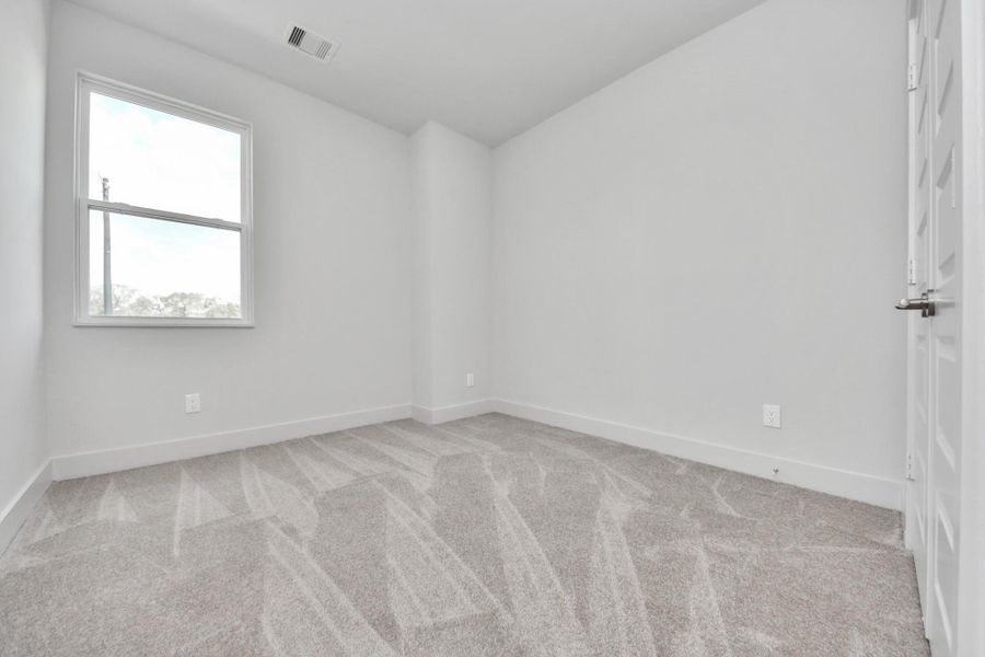 Spacious, unfurnished interior of a new home in Cay Landing, Houston (Image 37).