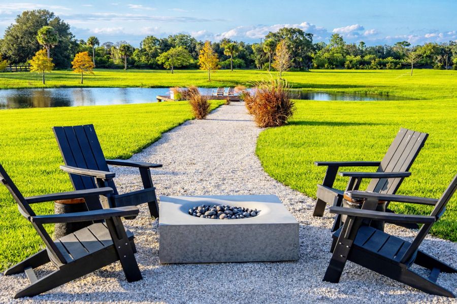 Relaxing lakeside retreat with Adirondac