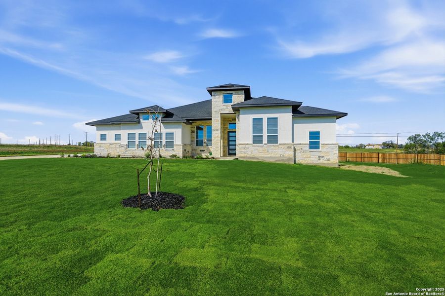 Exterior details and patio area of a home in Sienna Lakes, San Antonio (Image 27).