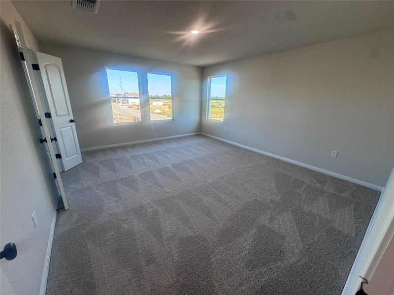 Spacious, unfurnished interior of a new home in Rolling Glen, Hutto (Image 19).