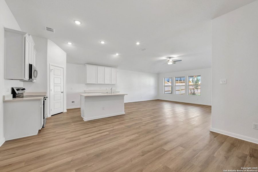 Spacious, unfurnished interior of a new home in Greenspoint Heights, Seguin (Image 30).