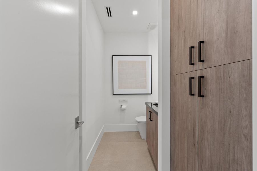 POWDER_ROOM_STRAIGHT_DT