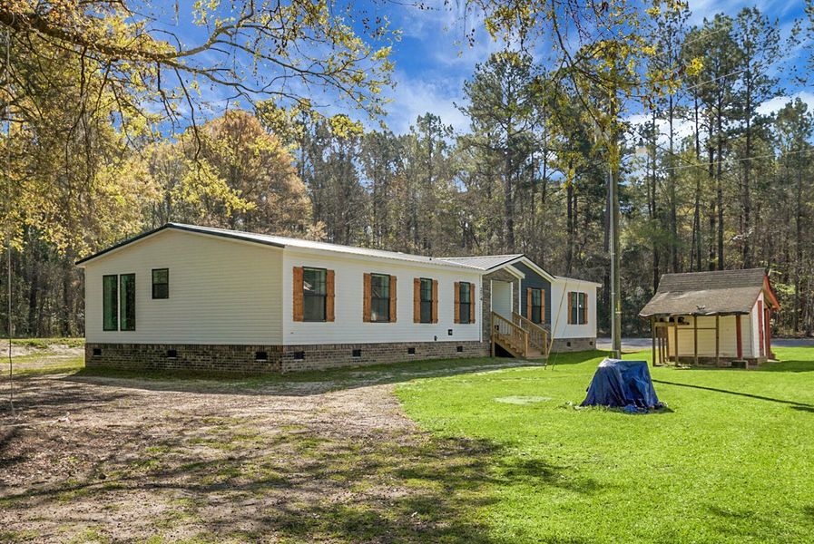 Exterior details and patio area of a home in , Bonneau (Image 3).