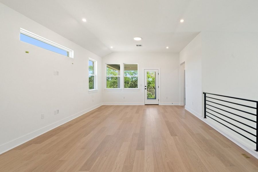 Spacious, unfurnished interior of a new home in Persimmon, Buda (Image 41).