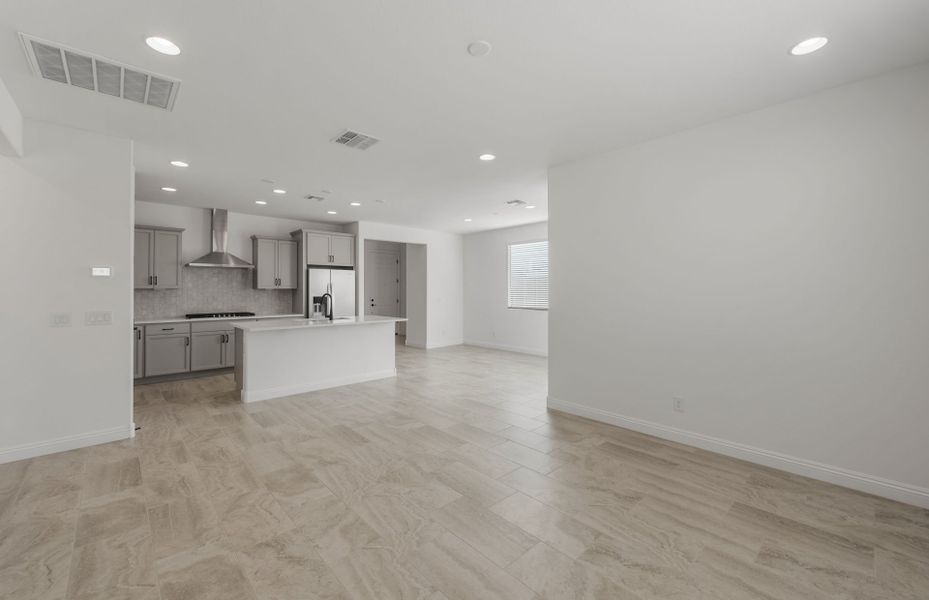 Spacious, unfurnished interior of a new home in Sun City Anthem at Merrill Ranch, Florence (Image 20).