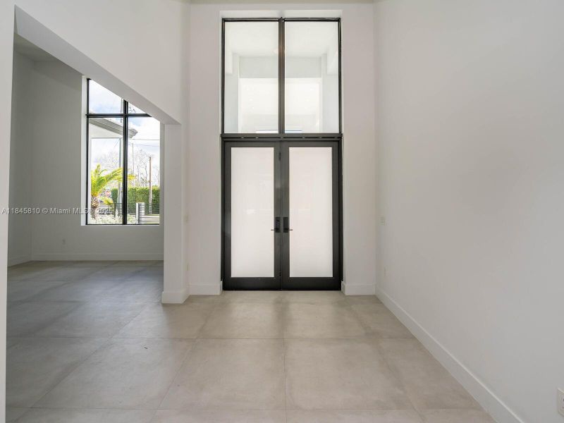 Spacious, unfurnished interior of a new home in , Miami (Image 51).