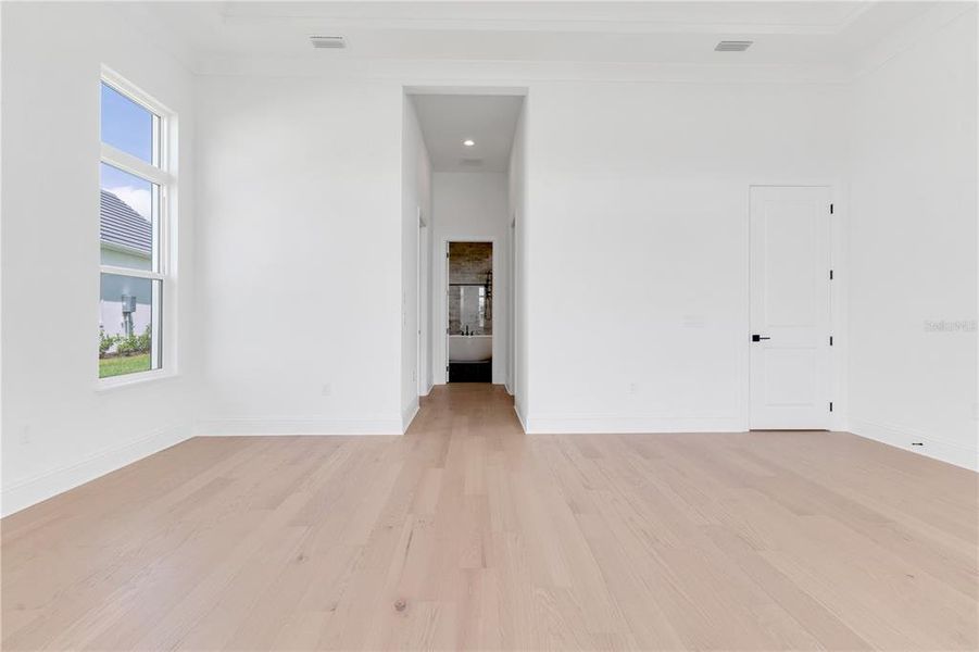 Spacious, unfurnished interior of a new home in , Orlando (Image 36).