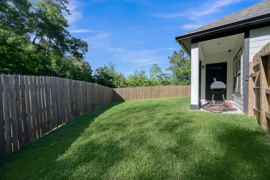 Exterior details and patio area of a home in Lexington Heights, Willis (Image 27).