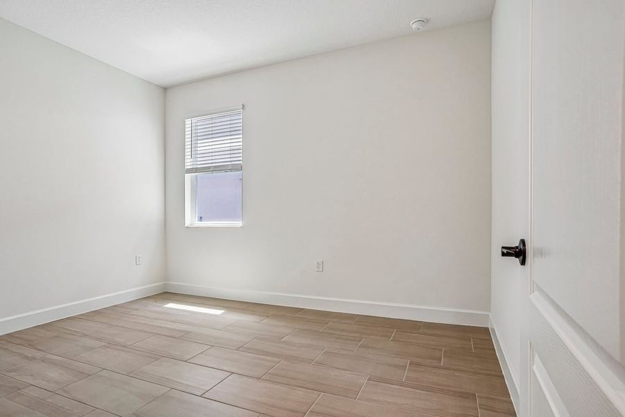 Spacious, unfurnished interior of a new home in Oasis Reserve, Orlando (Image 21).