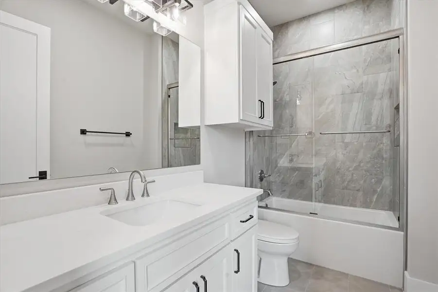 Furnished interior view inside a new home in , Strawn (Image 18).