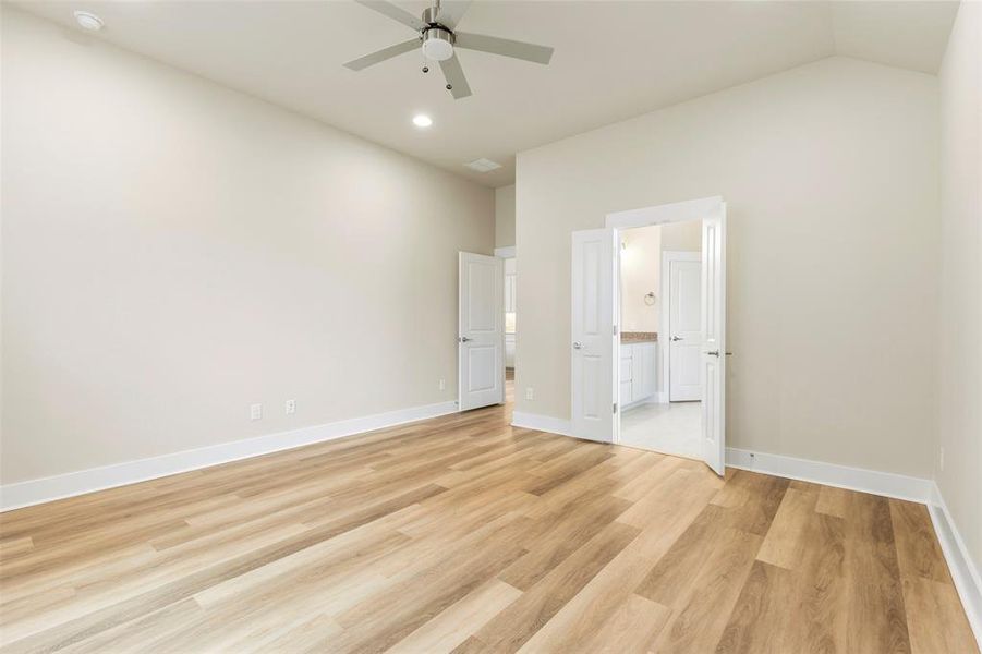 Spacious, unfurnished interior of a new home in , Sherman (Image 18).