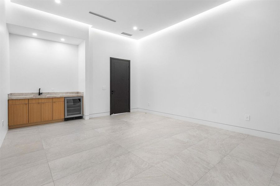 Spacious, unfurnished interior of a new home in , Parkland (Image 23).