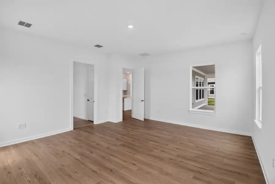 Spacious, unfurnished interior of a new home in Ardisia Park, New Smyrna Beach (Image 17).