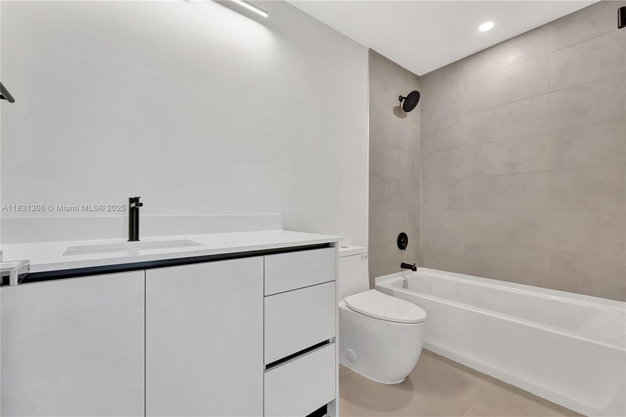 Furnished interior view inside a new home in , Coral Springs (Image 10).