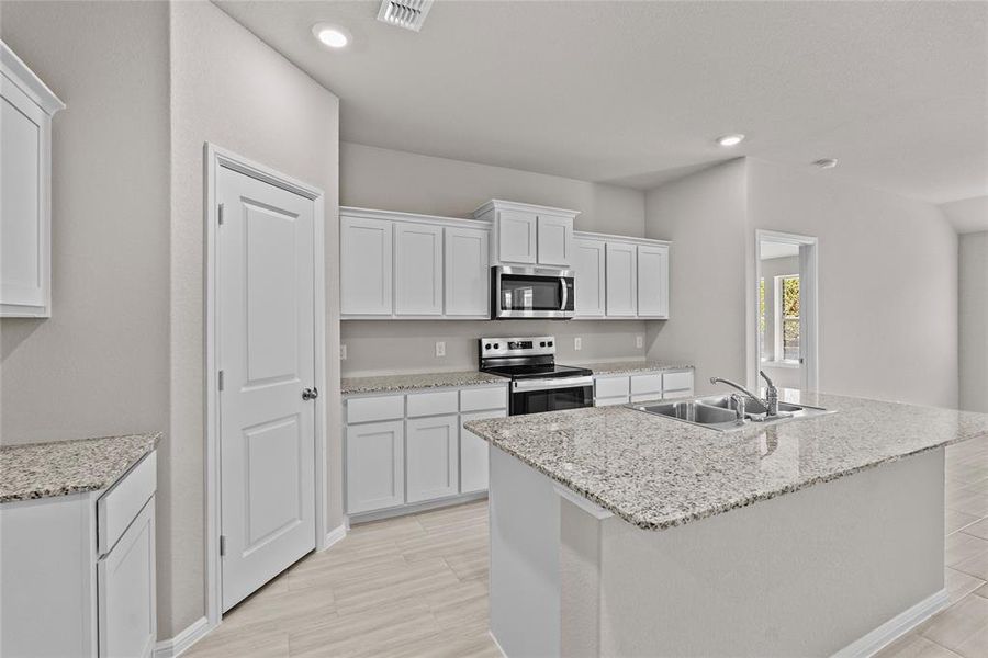 Furnished interior view inside a new home in Meadowbrook Estates, Cleburne (Image 9).