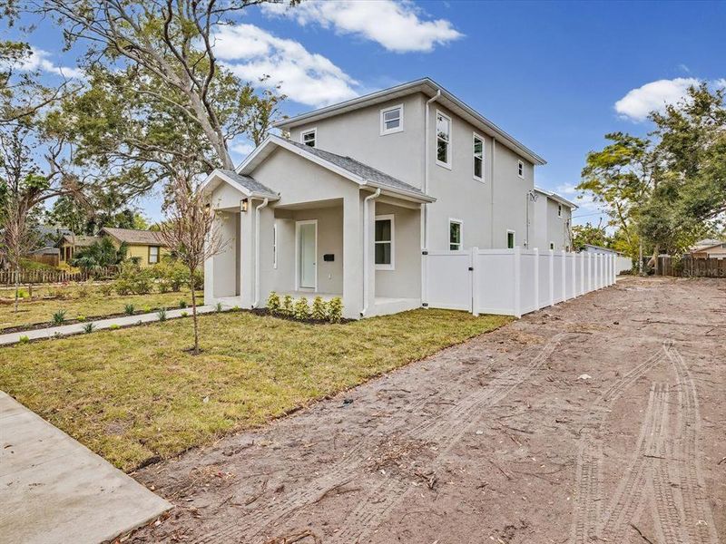 Exterior details and patio area of a home in , St. Petersburg (Image 3).