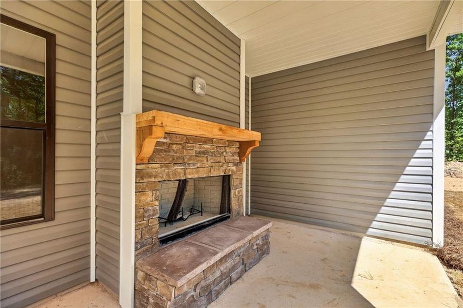 Exterior details and patio area of a home in , Silver Creek (Image 4).