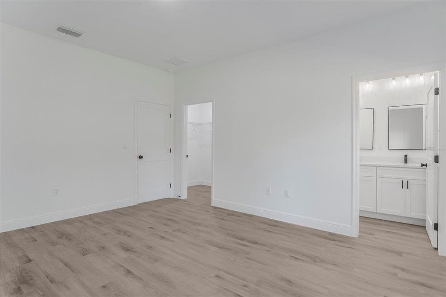 Spacious, unfurnished interior of a new home in , Citrus Springs (Image 32).