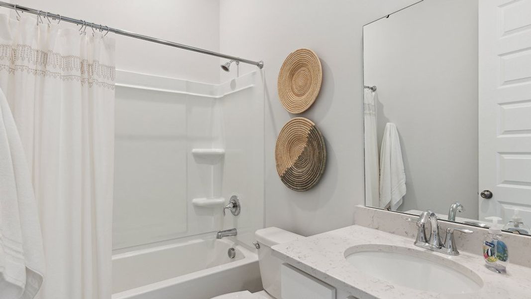 2202 Montgomery Bath2 F1