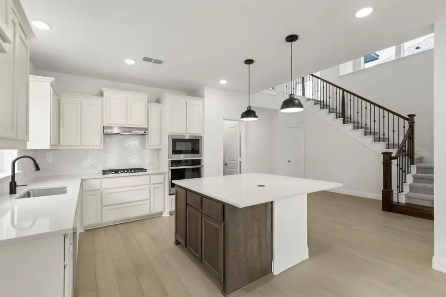 08. 5621 Burford - Kitchen (2)