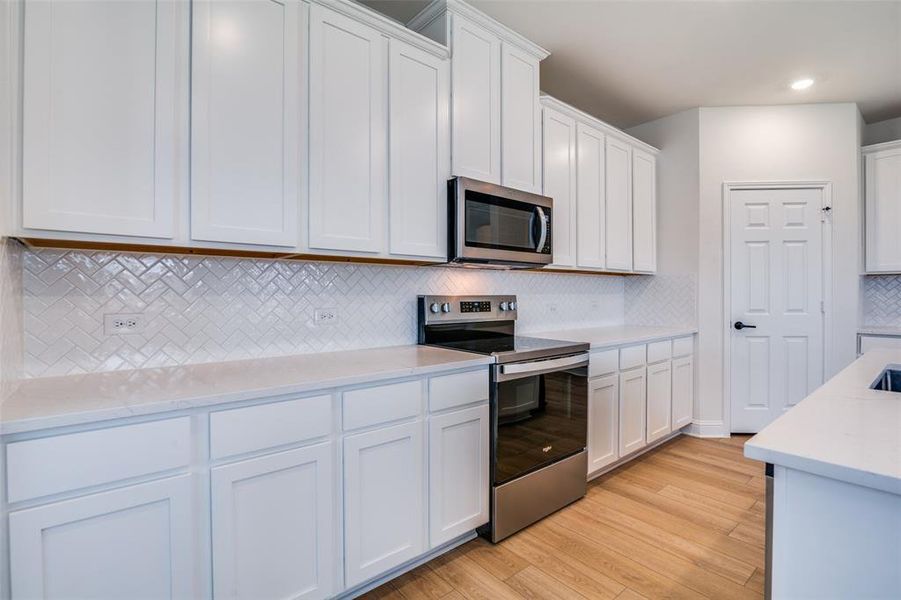 Furnished interior view inside a new home in Cottonwood Creek, Seagoville (Image 8).