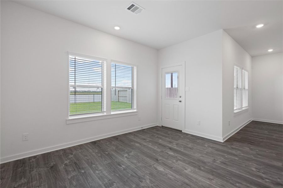 Spacious, unfurnished interior of a new home in Glendale Lakes, Rosharon (Image 22).