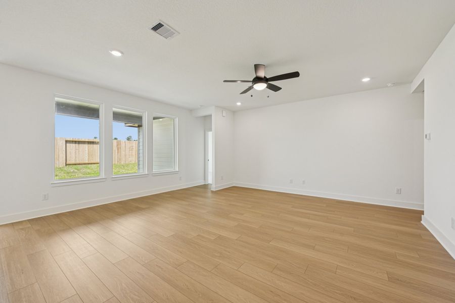 Representative unfurnished interior of a home built from the Hoyt by Risewell Homes in The Canopies, Splendora (Image 8).