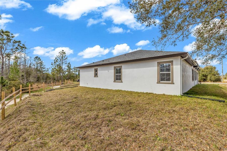 Exterior details and patio area of a home in , Orlando (Image 3).