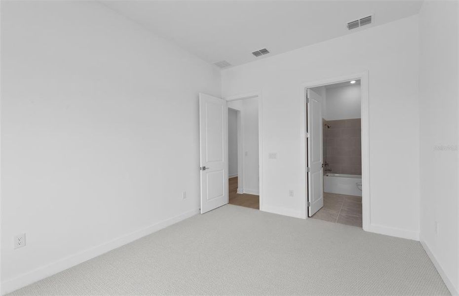 Spacious, unfurnished interior of a new home in Lakespur Wellen Park, Venice (Image 25).