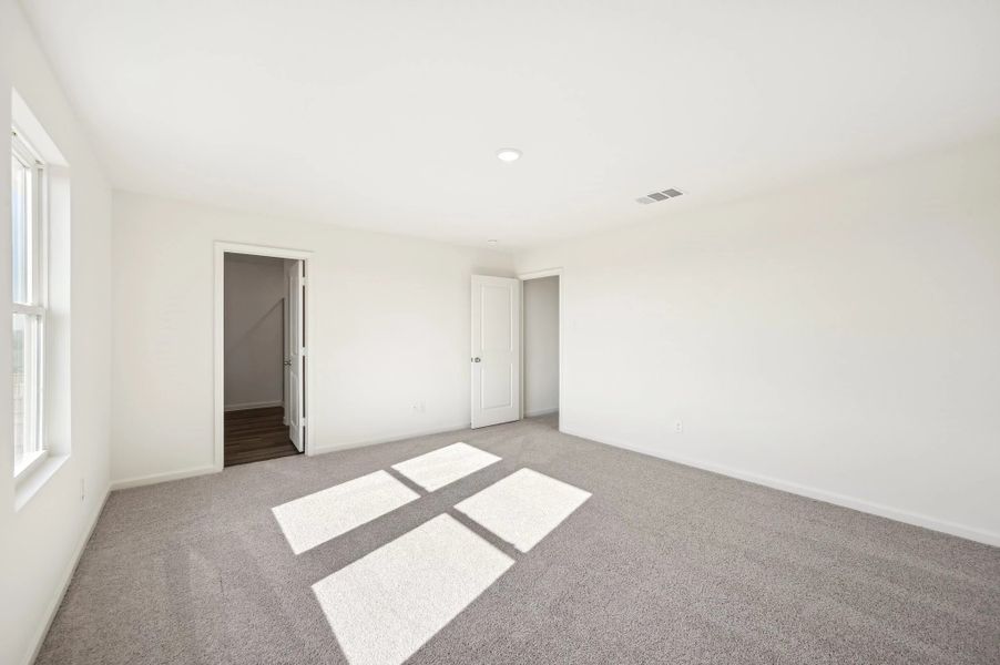 Representative unfurnished interior of a home built from the Discovery by Starlight Homes in Chapel Run, Montgomery (Image 20).