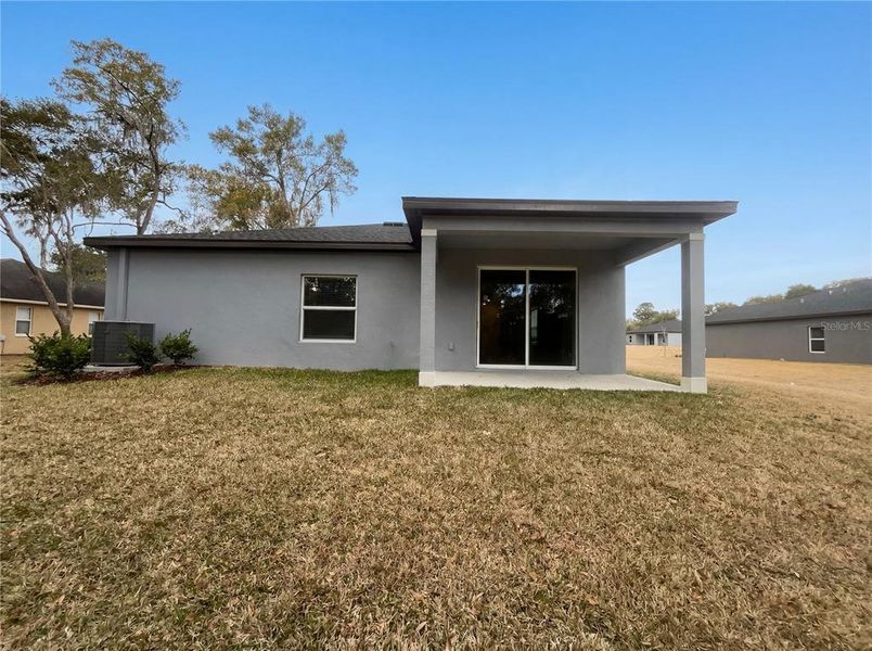 Exterior details and patio area of a home in Grand Park, Dunnellon (Image 4).
