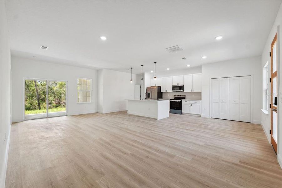 Spacious, unfurnished interior of a new home in , Ocala (Image 29).