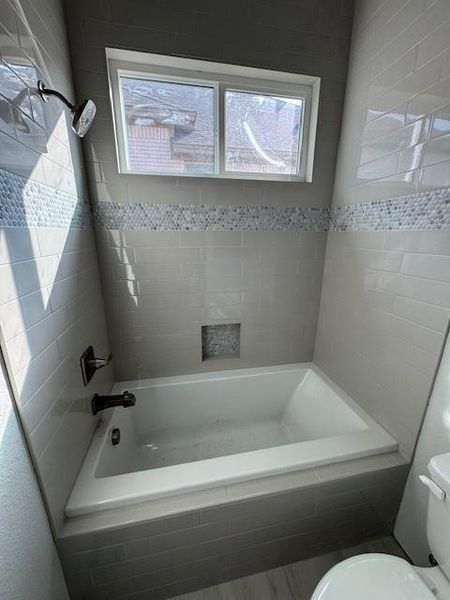 Bathroom featuring tiled shower / bath combo