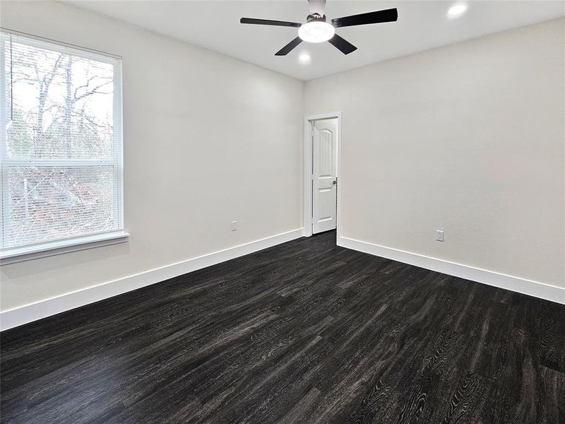 Spacious, unfurnished interior of a new home in , Malakoff (Image 10).