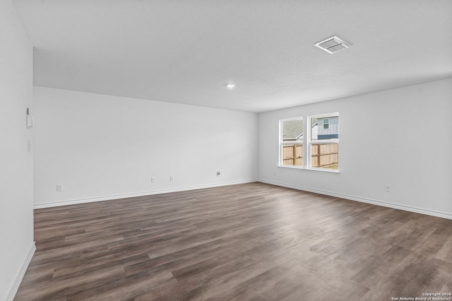 Spacious, unfurnished interior of a new home in Horizon Ridge, San Antonio (Image 29).