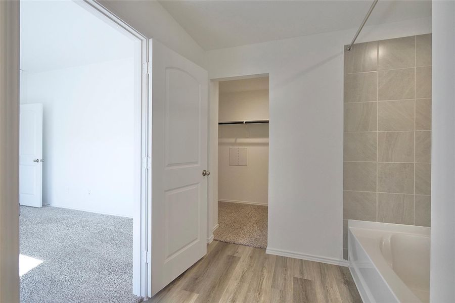 Spacious, unfurnished interior of a new home in Legacy Park, Houston (Image 20).