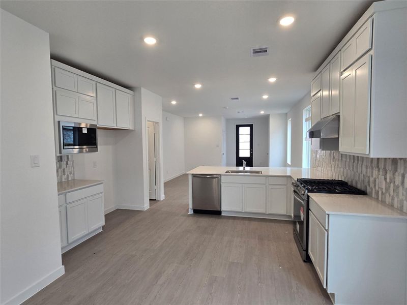 Furnished interior view inside a new home in Esperanza: Avante Collection, Richmond (Image 10). Furnished interior view inside a new home in Esperanza: Avante Collection, Richmond (Image 10).